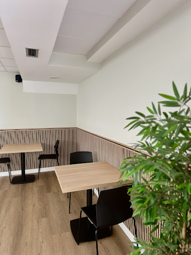 Interior de AMETSA TRINKETEA con mesas de madera y decoración vegetal