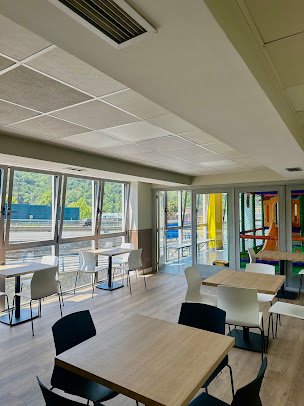 Sala del restaurante AMETSA TRINKETEA con mesas y grandes ventanas